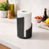 Ein mattschwarzer gerippter Küchenorganizer aus dem 3D-Drucker, elegant platziert auf einer modernen Küchenarbeitsplatte und gefüllt mit Holzutensilien.