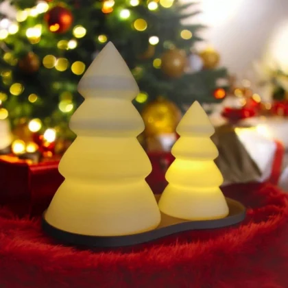 Ein leuchtendes Tannenbaum Teelichthalter Set aus dem 3D-Drucker, bestehend aus zwei Bäumchen auf einem Tablett, die mit LED-Licht eine festliche Stimmung verbreiten.