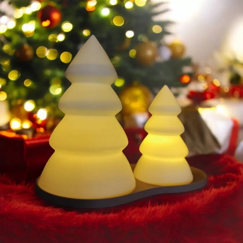 Ein leuchtendes Tannenbaum Teelichthalter Set aus dem 3D-Drucker, bestehend aus zwei Bäumchen auf einem Tablett, die mit LED-Licht eine festliche Stimmung verbreiten.