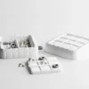 Ein edles Design Tic Tac Toe Spiel aus dem 3D-Drucker mit täuschend echter Stoffoptik und X-O-Spielfiguren, stilvoll platziert als interaktive Deko.