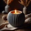 Ein graues bauchiges Teelichthalter Set aus dem 3D-Drucker, dessen Rillenstruktur durch das warme Licht des LED-Teelichts wunderschön betont wird.