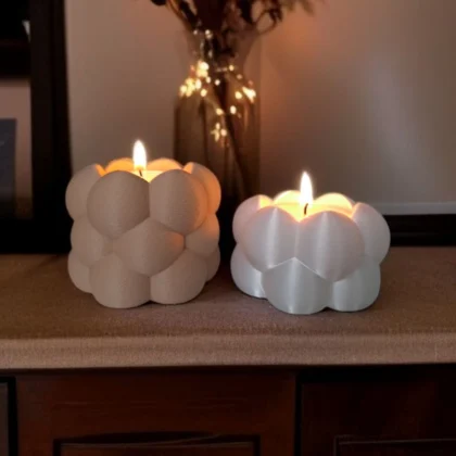 Ein zweiteiliges Bubble Teelichthalter Set aus dem 3D-Drucker, das mit warm leuchtenden LED-Teelichtern eine gemütliche Stimmung verbreitet.
