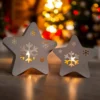 Nahaufnahme der filigranen Schneeflocken-Aussparungen von einem edlen Stern Teelichthalter, der im sanften, gemütlichen Licht der Weihnachtsbeleuchtung erstrahlt.