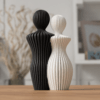 Moderne Paarstatue 3D-Druck Deko in Schwarz und Weiss mit Lamellenstruktur