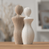 Elegante Paarstatue aus mattem PLA Filament in Beige und Weiss auf Holztisch