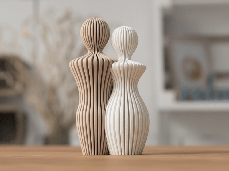 Elegante Paarstatue aus mattem PLA Filament in Beige und Weiss auf Holztisch