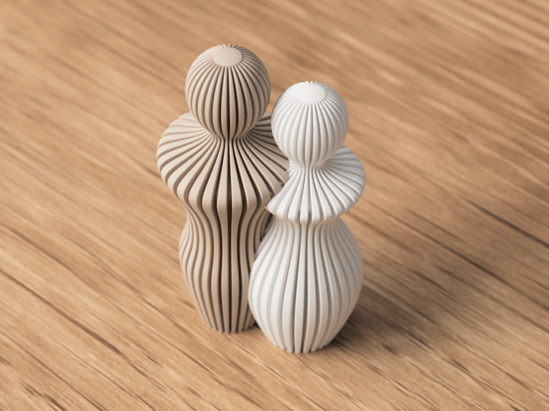 Elegante Paarstatue aus mattem PLA Filament in Beige und Weiss auf Holztisch