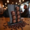Ein dunkelgrauer Dolce Gusto Kapselhalter aus dem 3D-Drucker im dynamischen Wellen-Design, der beidseitig mit braunen Kaffeekapseln befüllt auf einer Holzarbeitsfläche steht.