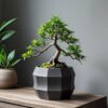 Ein dunkelgrauer zehneckiger Blumentopf aus dem 3D-Drucker, stilvoll bepflanzt mit einem kunstvollen kleinen Bonsai-Baum auf einem Holztisch.