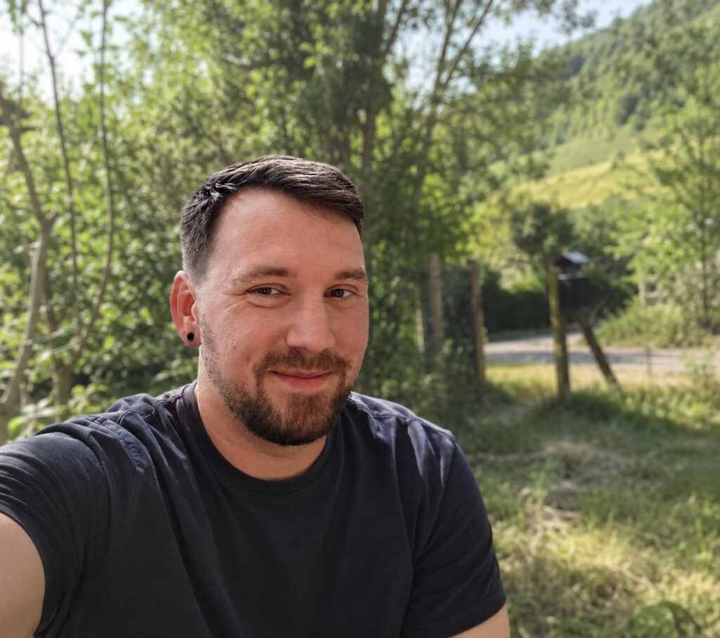 Ich mit der Natur im Hintergrund