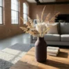Ein modernes Loft mit einer Industrial Design Vase aus dem 3D-Drucker, dekoriert mit getrocknetem Pampasgras auf einer sonnigen Fensterbank.