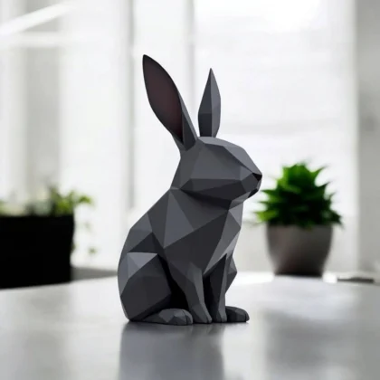 Nahaufnahme der markanten geometrischen Kanten und der hochwertigen, matten Oberfläche der Low Poly Hase Skulptur.