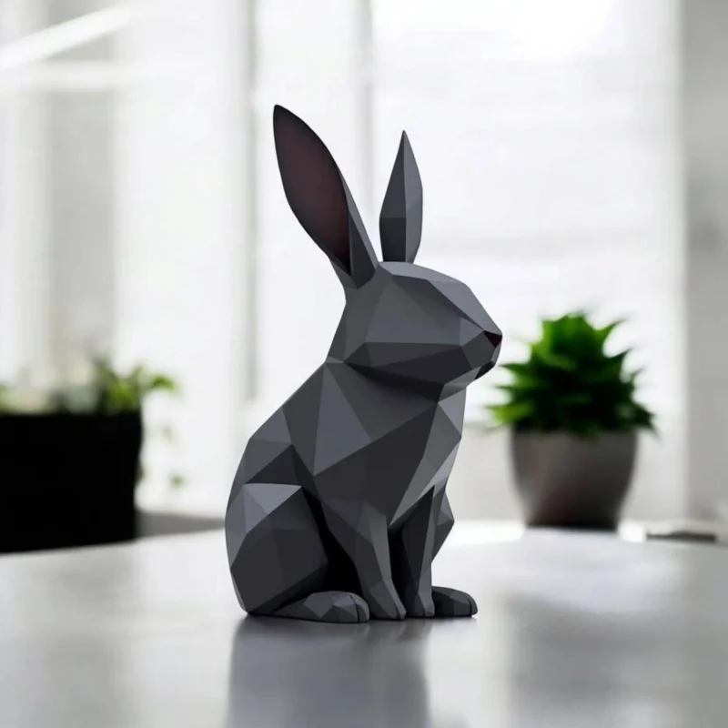 Nahaufnahme der markanten geometrischen Kanten und der hochwertigen, matten Oberfläche der Low Poly Hase Skulptur.