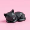 Nahaufnahme der sauberen, geometrischen Kanten der schlafenden Low Poly Katze, die eine beruhigende Wohnatmosphäre schafft.