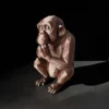 Detailaufnahme der rauen Fuzzy Skin Textur und der geometrischen Kanten der Low Poly Schimpanse Skulptur.