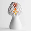 Eine weisse Design LED Tischlampe aus dem 3D-Drucker, die mit ihrer netzartigen Struktur sanftes Licht verströmt.