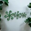 Grünes Pflanzenstützen Set aus dem 3D-Drucker hält die schweren Stiele einer kräftigen Zimmerpflanze im Topf sicher zusammen.