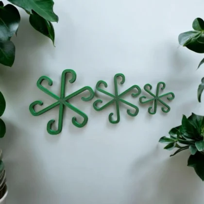 Grünes Pflanzenstützen Set aus dem 3D-Drucker hält die schweren Stiele einer kräftigen Zimmerpflanze im Topf sicher zusammen.