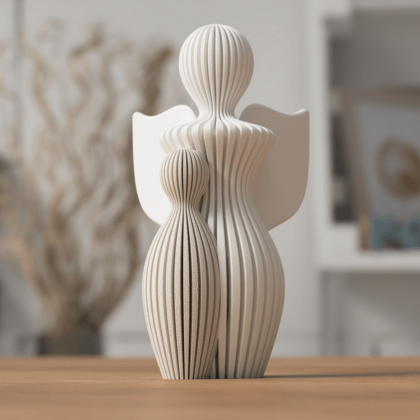 3D gedruckte Schutzengel mit Kind Deko in mattem Weiss auf einem Holztisch