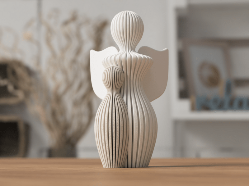3D gedruckte Schutzengel mit Kind Deko in mattem Weiss auf einem Holztisch