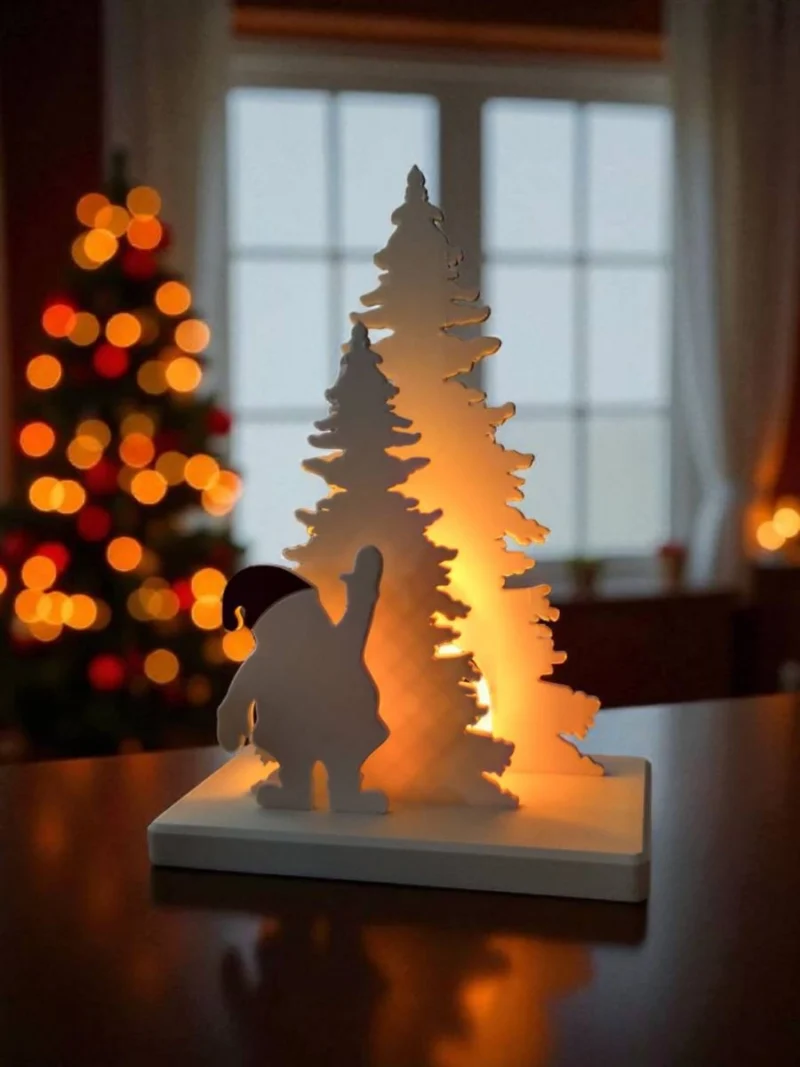 Eine beleuchtete Weihnachtsmann Deko Szene aus dem 3D-Drucker (wie auf image_5a2250.jpg zu sehen), die mit einem leuchtenden LED-Teelicht eine gemütliche Weihnachtsstimmung im Wohnzimmer verbreitet.