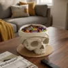 Weisse Totenkopf-Schale im Mumien-Look als Halloween-Deko