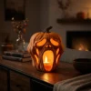 Leuchtender Halloween-Kürbis mit schreiendem Gesicht und LED-Teelicht