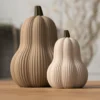 Butternut Pumpkin Deko-Kürbis mit strukturierter Oberfläche