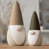 Zwei minimalistische Deko-Wichtel in unterschiedlichen Grössen mit hohen Mützen
